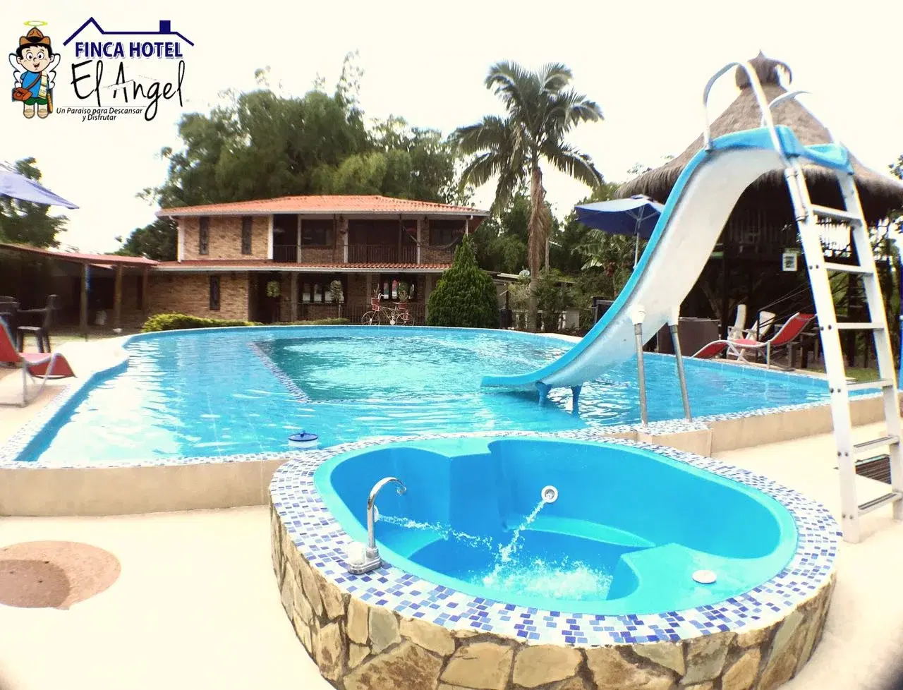 Piscina y tobogán de día